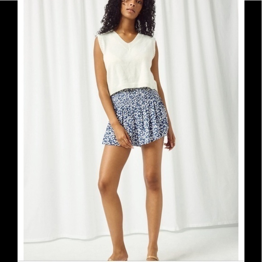 Band of Gypsies Turquoise Navy Cream Floral Rayon Shorts women’s size medium